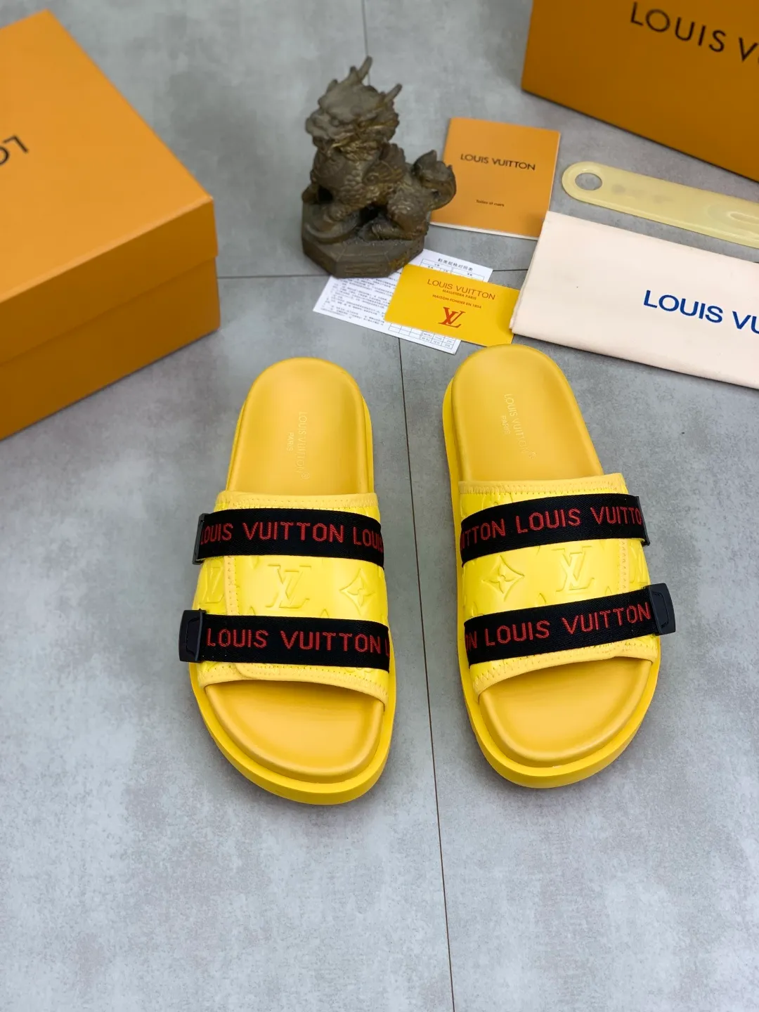 Men's shoes 💰P320💰【New style】🆘 Original quality 【LOUIS VUITTON】The popular Louis Vuitton LV men's slippers on the official website are on sale simultaneously! Original fabric imported from Italy, original factory special supply, code number: 38-44 (45 customized), many colors available